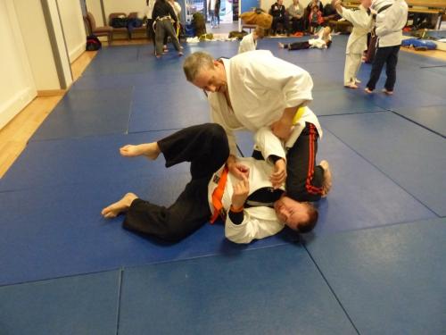 senior going for a figure 4 lock